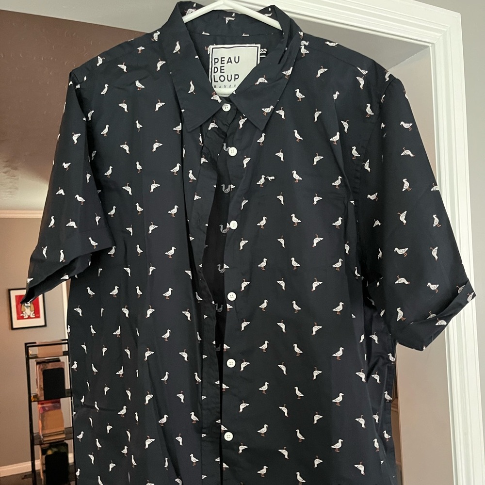 Peau de Loup Short Sleeve Button Down Shirt with a Seagull Print. New, size 22